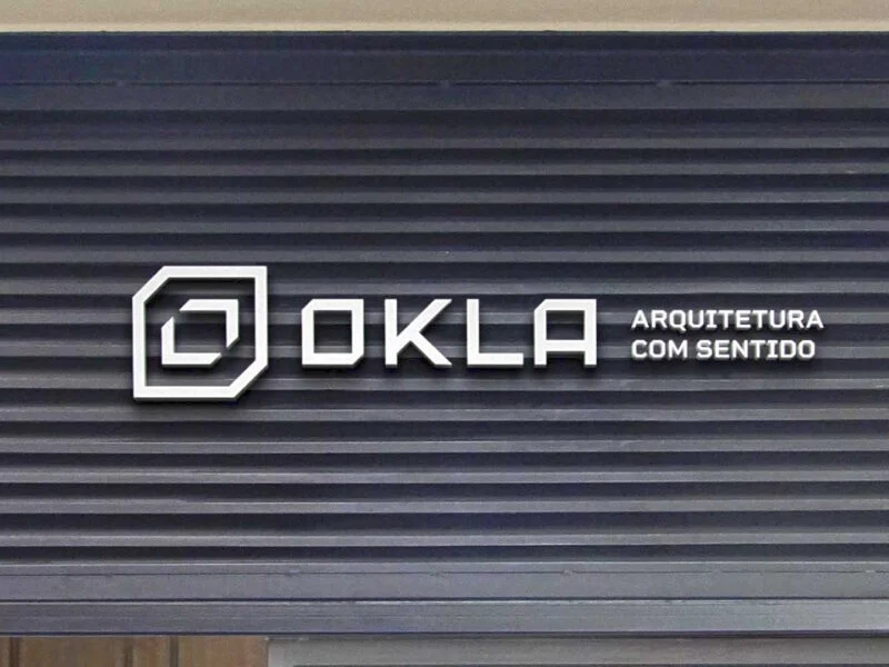 aplicação do logotipo na parede cinza
