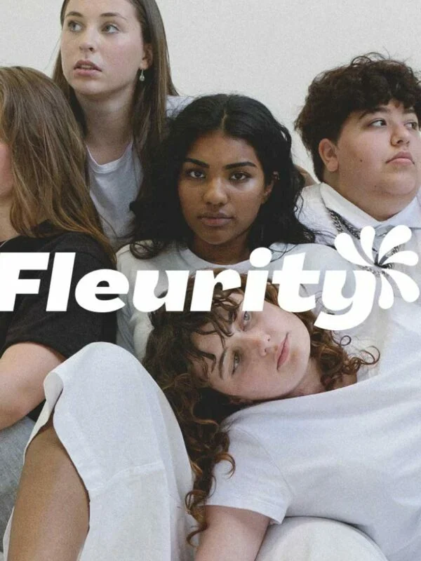 pessoas de varias idades com logotipo Fleurity na frente