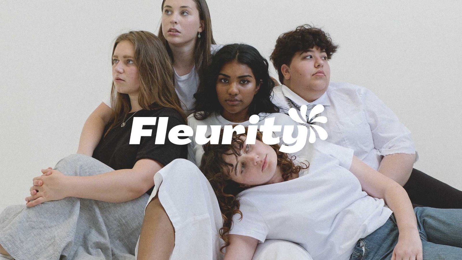pessoas de varias idades com logotipo Fleurity na frente