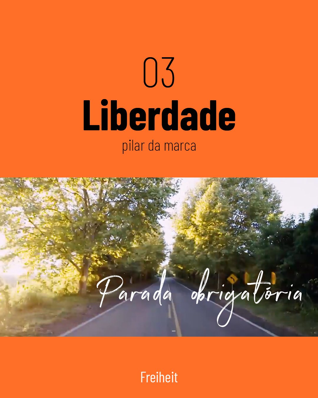 pilar da marca laranja com uma estrada