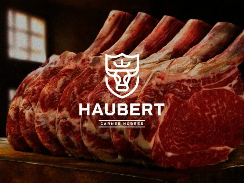 logotipo sobre carne vermelha