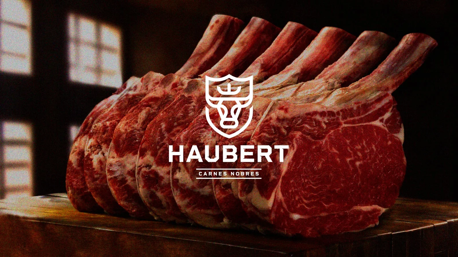 logotipo sobre carne vermelha